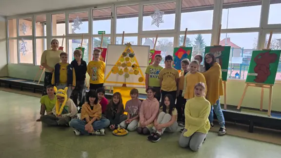 Uczniowie pozują przy choince