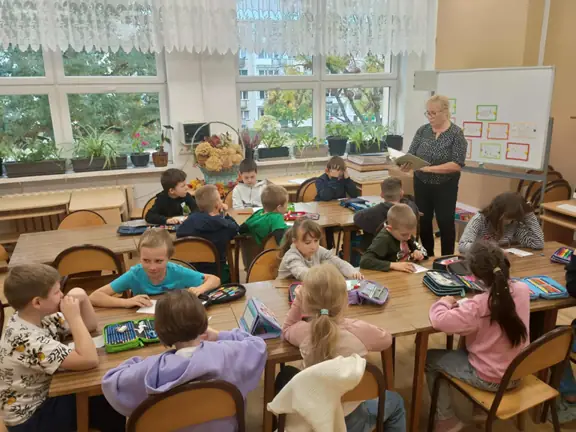 Uczniowie słuchają czytanego przez p. bibliotekarkę wiersza - Na straganie i uzupełniają luki w wierszu. (2)