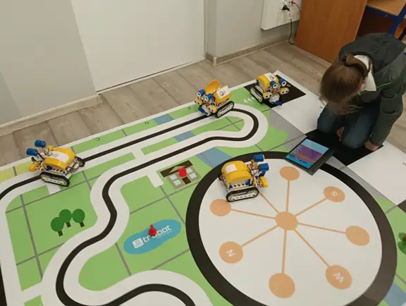 uczen-sprawdza-poprawnosc-napisanego-programu-w-skriappce-jpg
