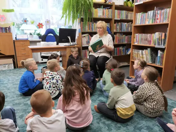 pani-bibliotekarka-przedstawia-dzieciom-ksiazke-tupcio-chrupcio--umiem-sie-dzielic-jpg