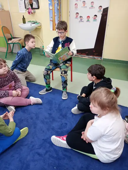 uczen-z-kl--1a-czyta-rowiesnikom-fragment-ksiazki-kubus-puchatek--jpg