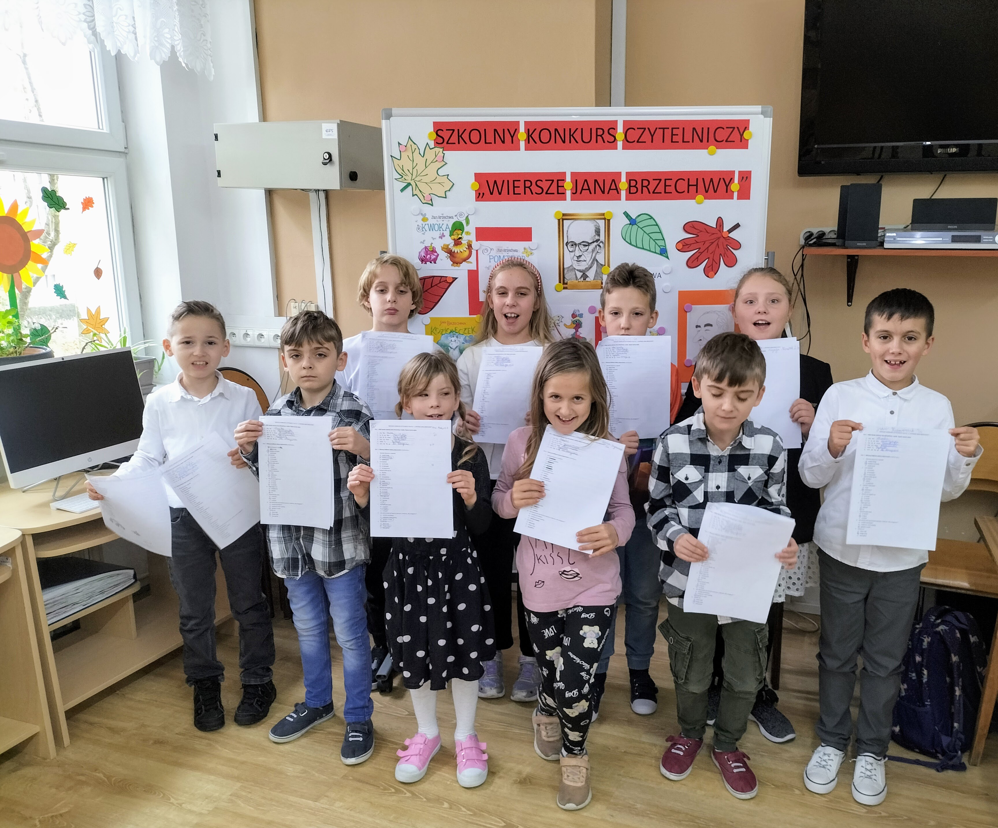 Na zakończenie dzieci pozują do wspólnego zdjęcia