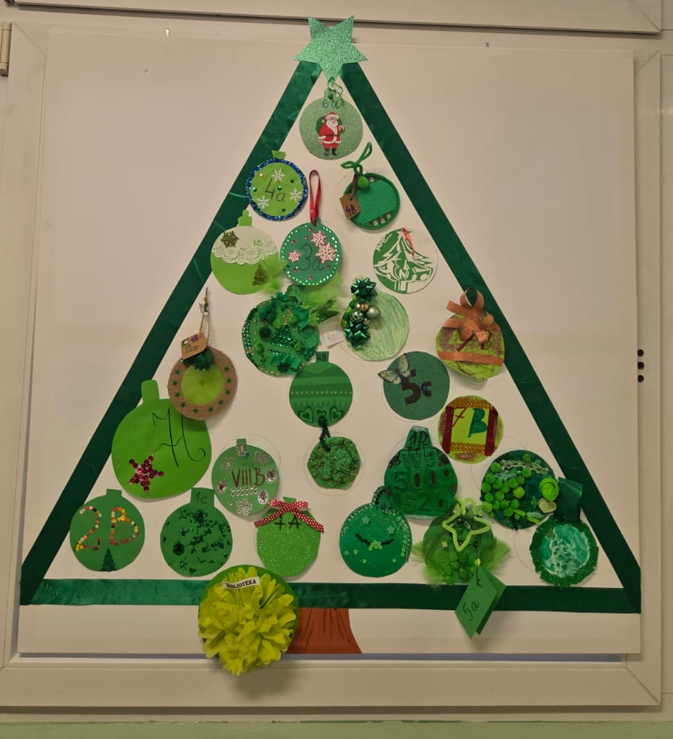 Zielona choinka z bombek uczniów