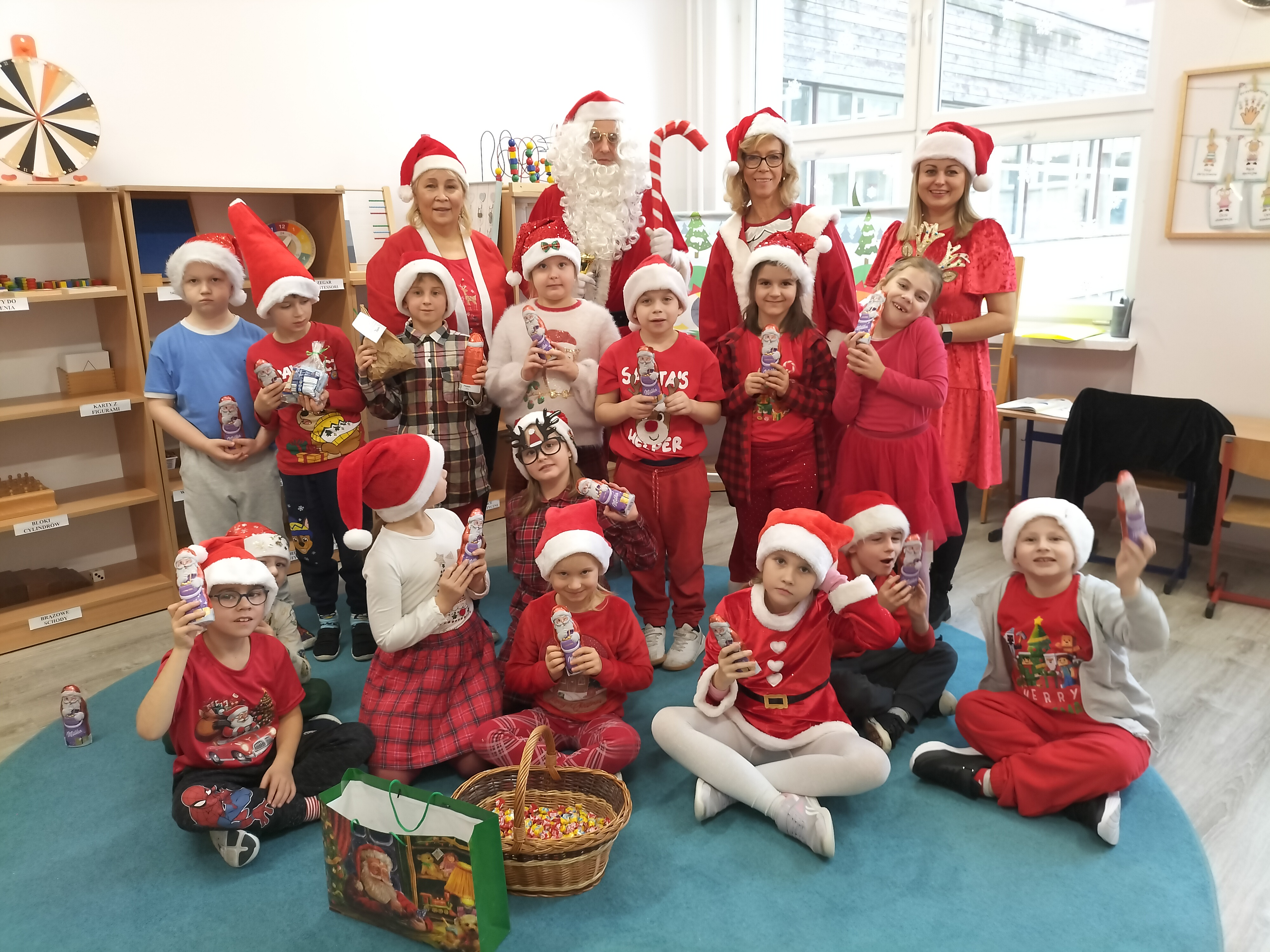 Spotkanie uczniów kl. Ic z Mikołajem, Panią Mikołajkową i pomocnikiem Mikołaja.