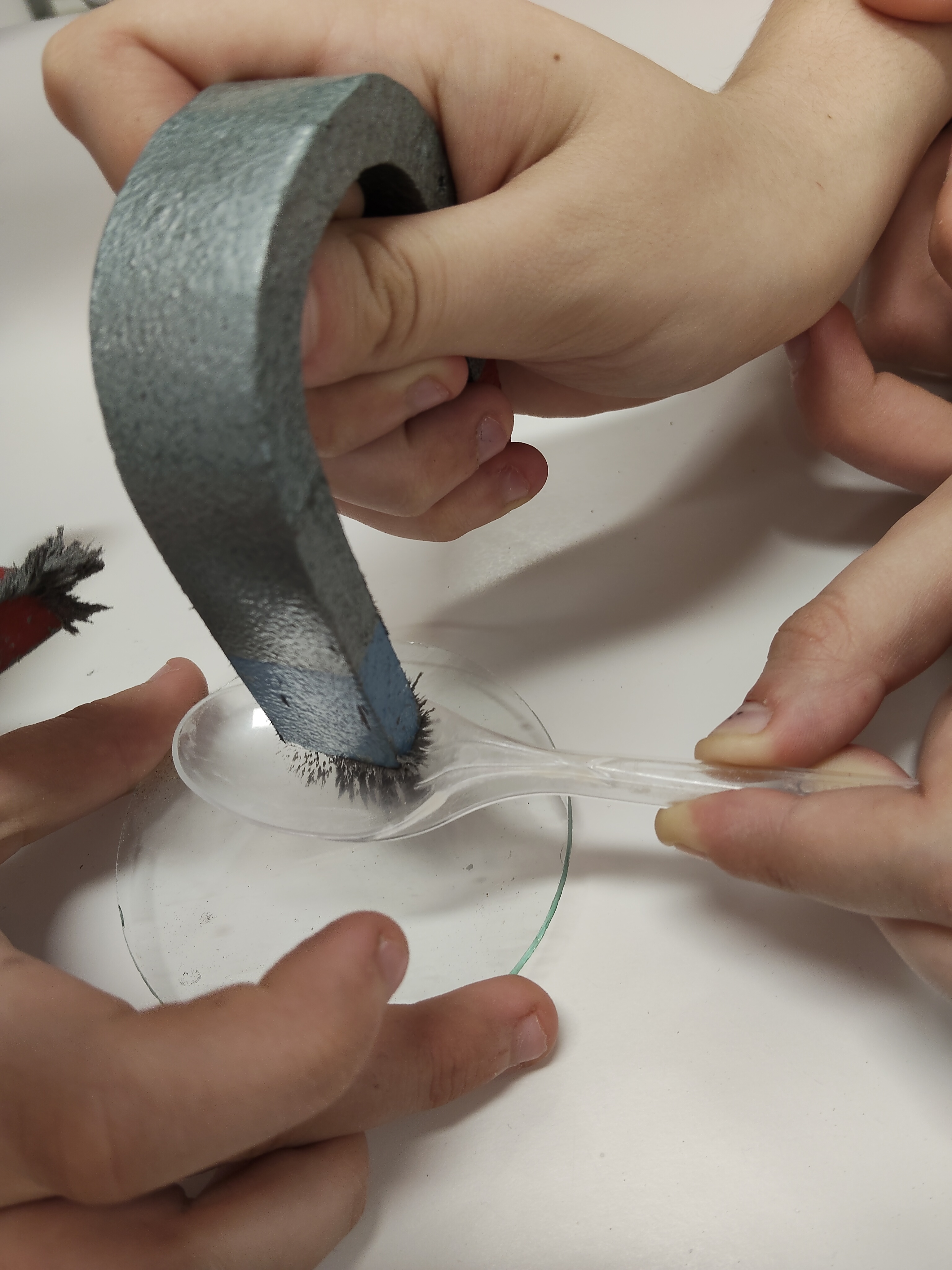 Rozdzielanie mieszaniny piasku i opiłków żelaza za pomocą magnesu