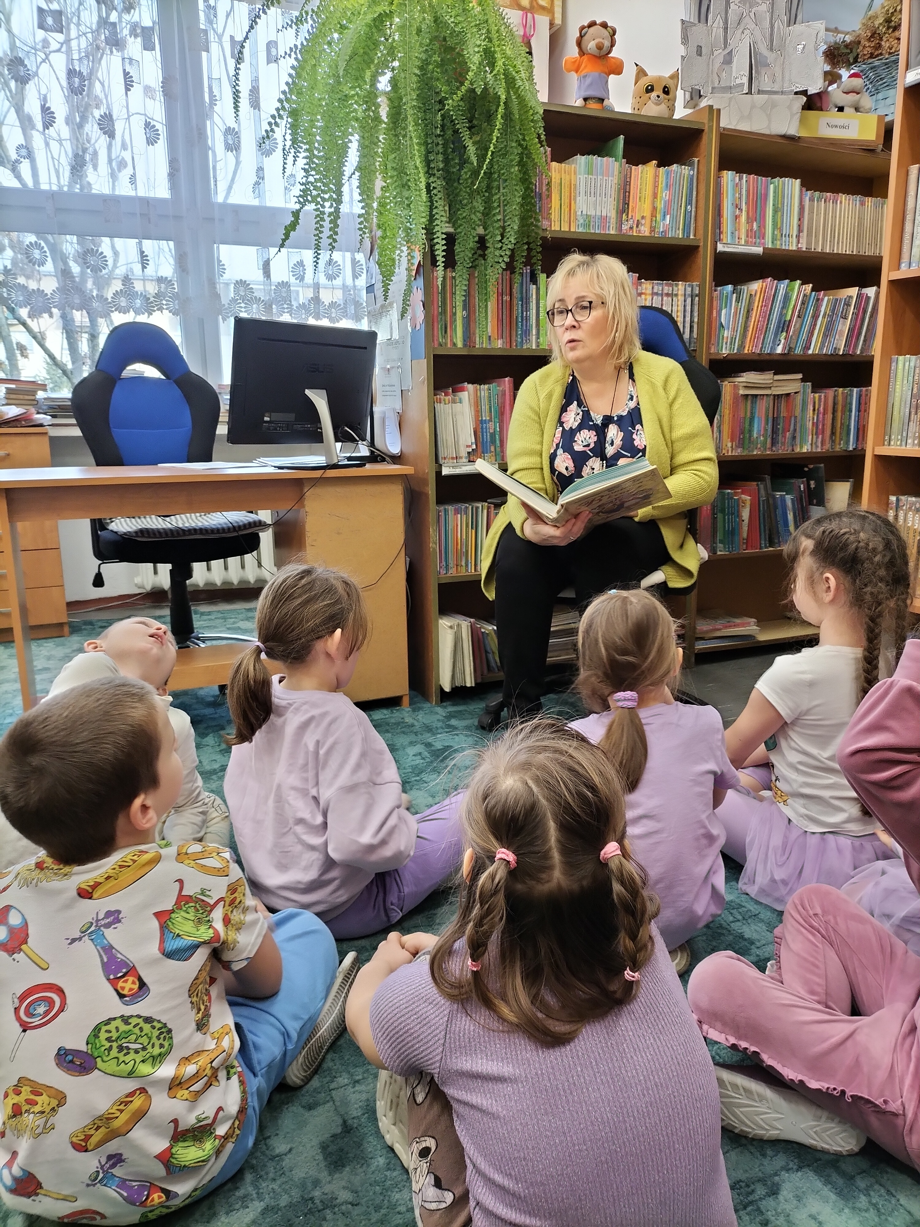 Bibliotekarka czyta dzieciom 