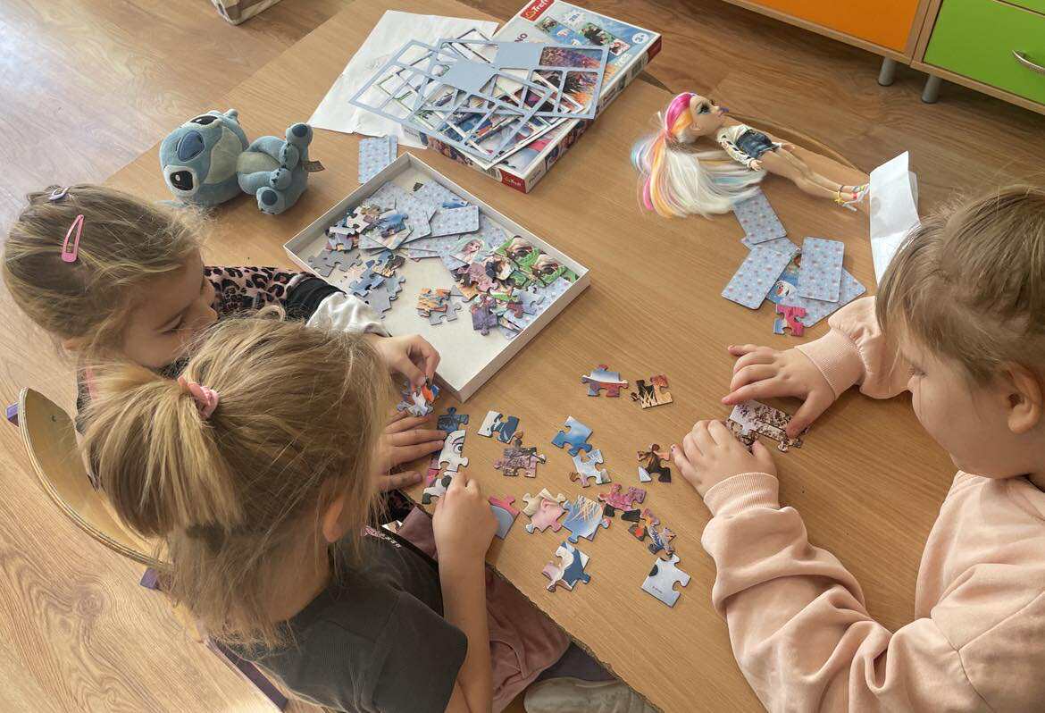 Uczennice układające puzzle
