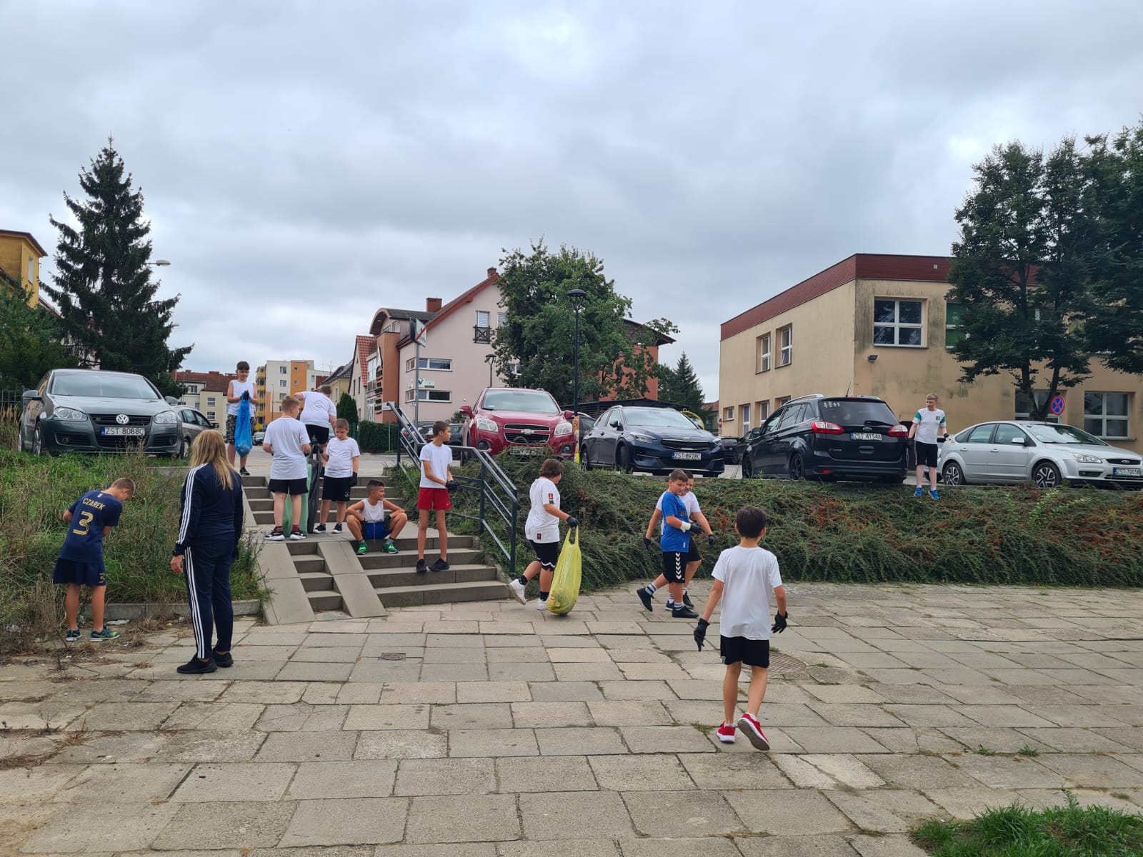 Uczniowie biorą udział w akcji "Sprzątanie Świata"