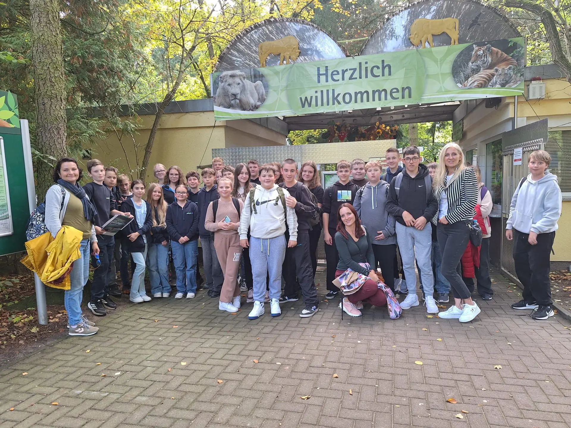 grupa stoi przed wejściem do Zoo w Eberswalde