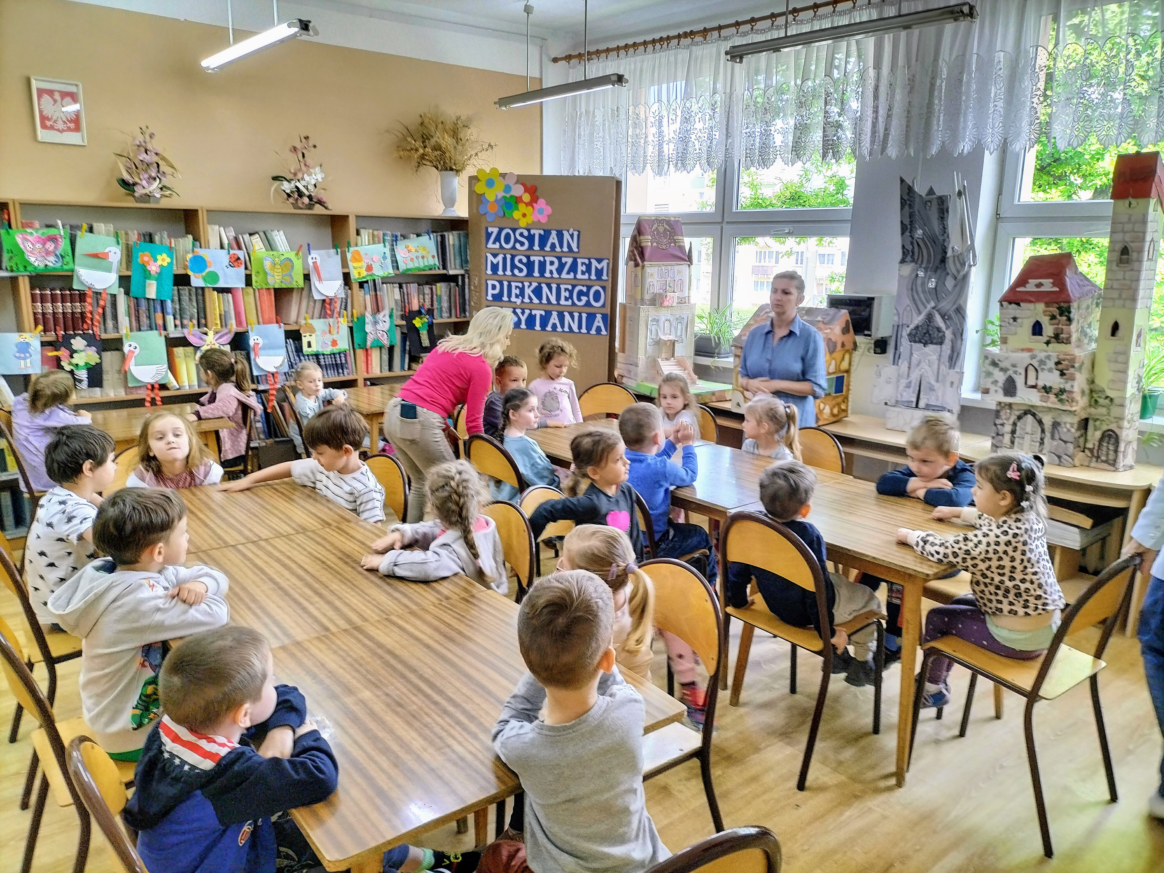 Dzieci z Przedszkola Miejskiego nr 5 odwiedziły bibliotekę szkolną