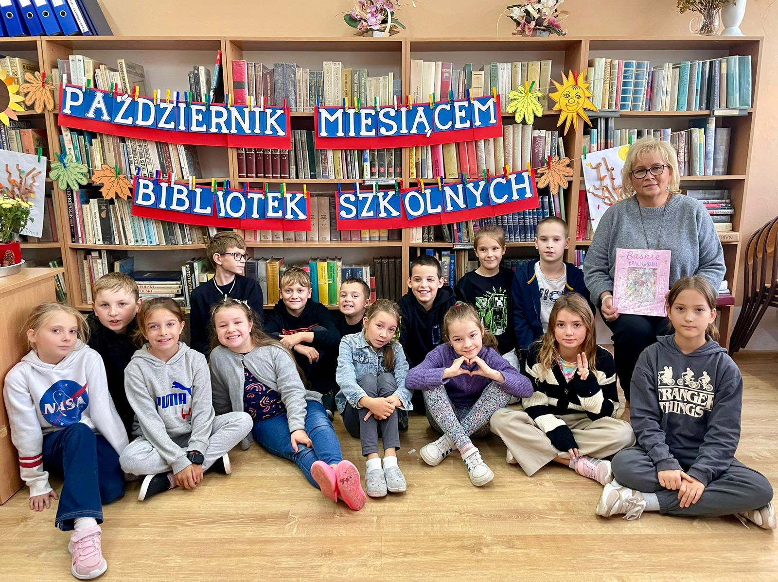 wspolne-zdjecie-uczniow-kl-iiic-z-p-bibliotekarka-jpg