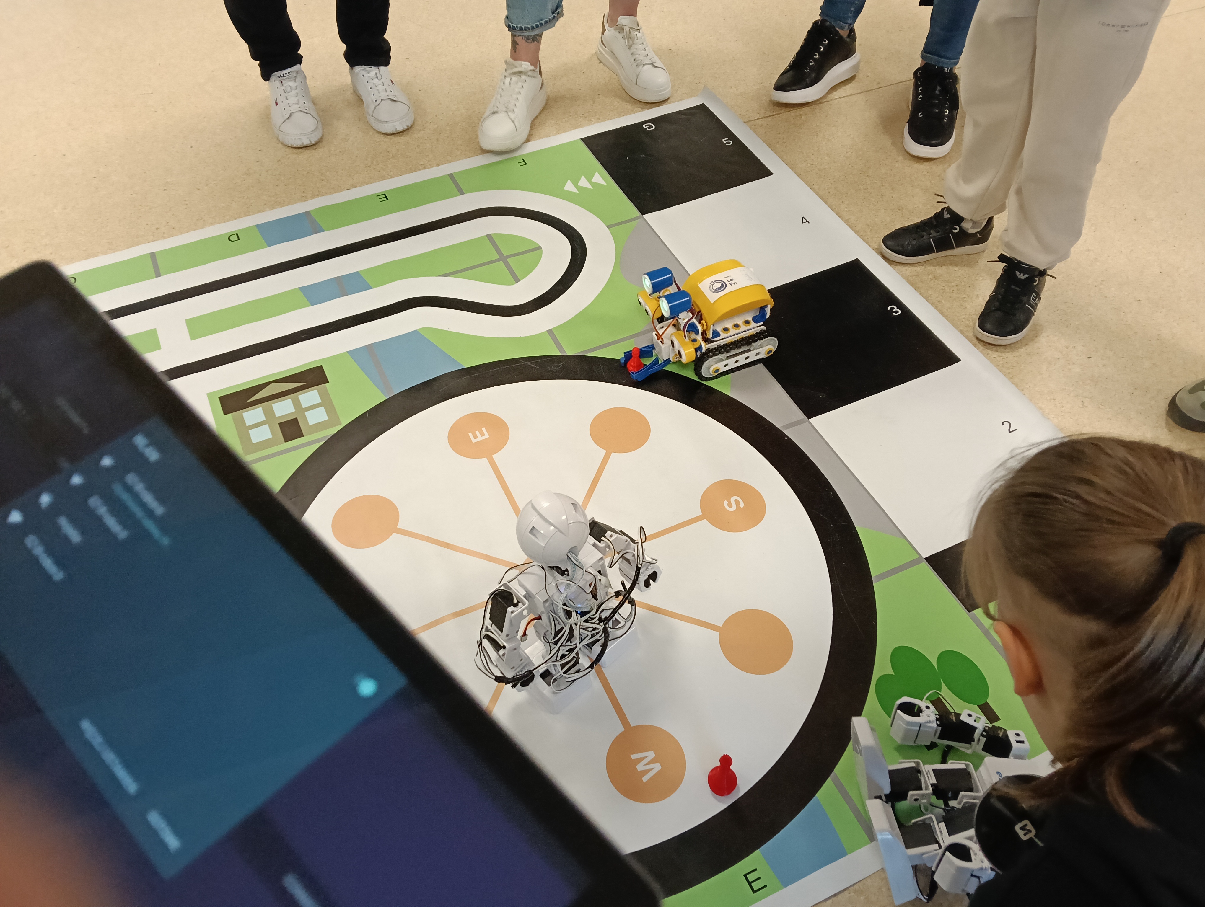uczeń steruje robotem JD Humanoid