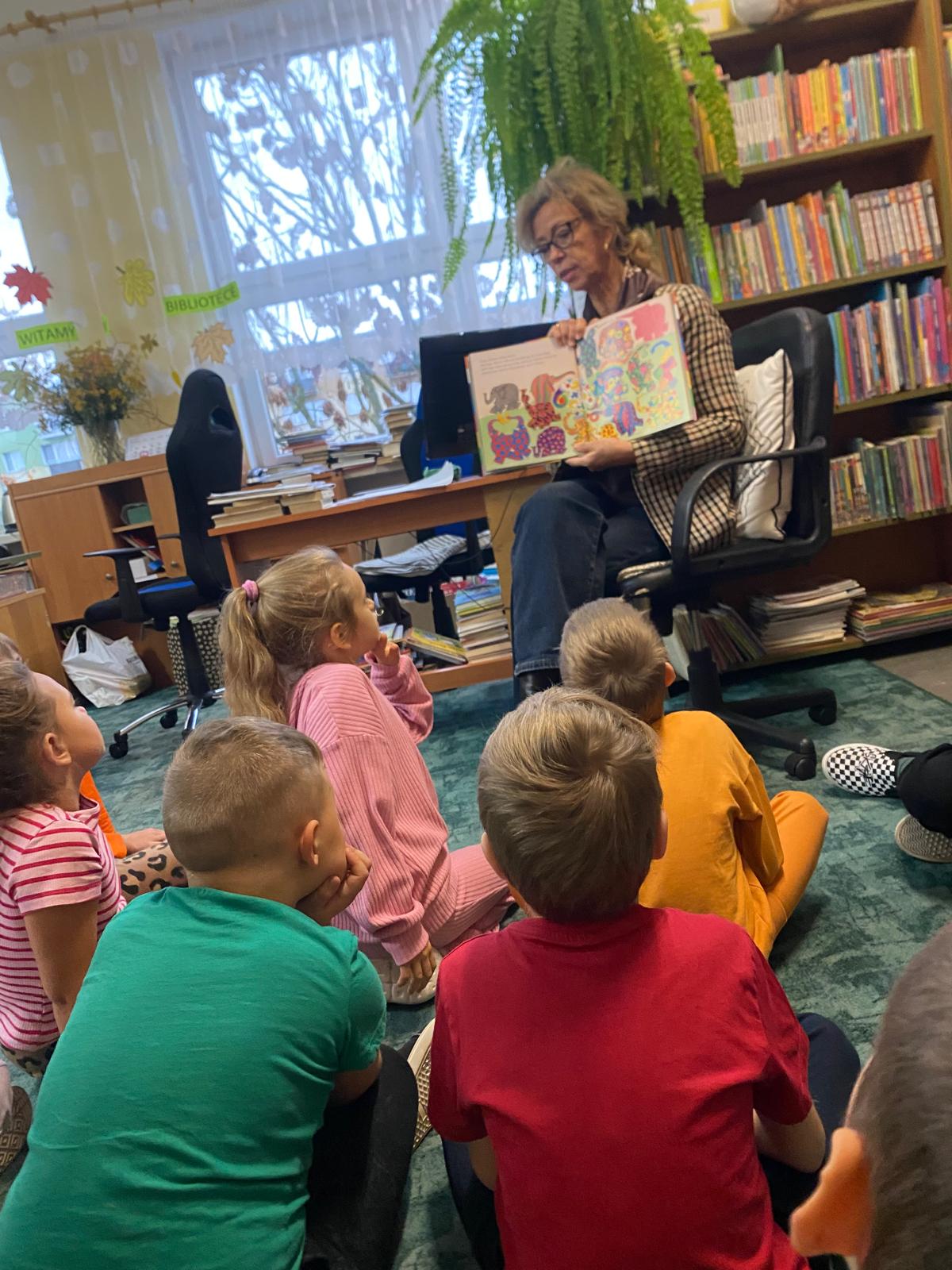Spotkanie uczniów z Elmerem w bibliotece