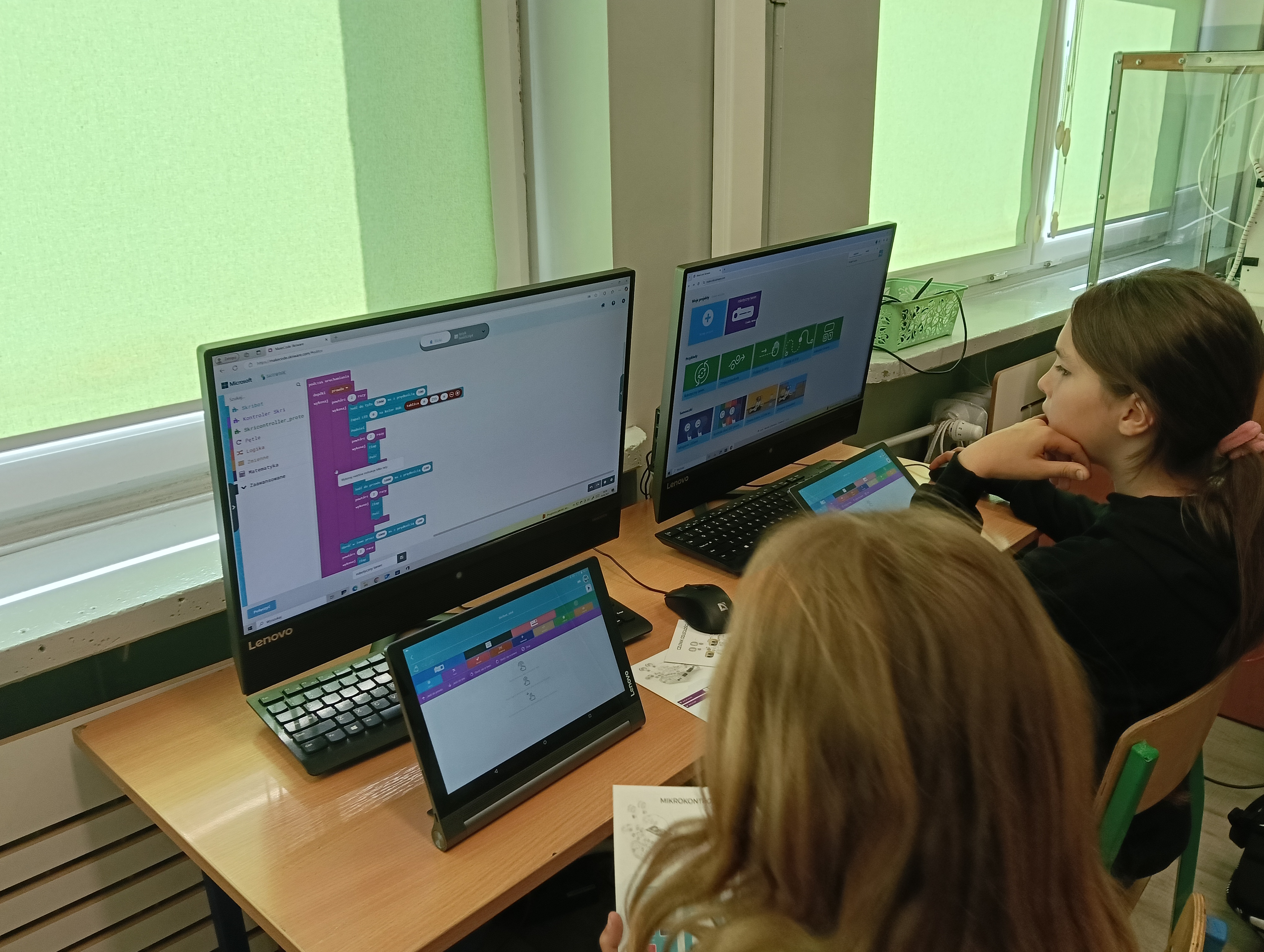 uczniowie na zajęciach programują na platformie Skriware roboty SkriBot