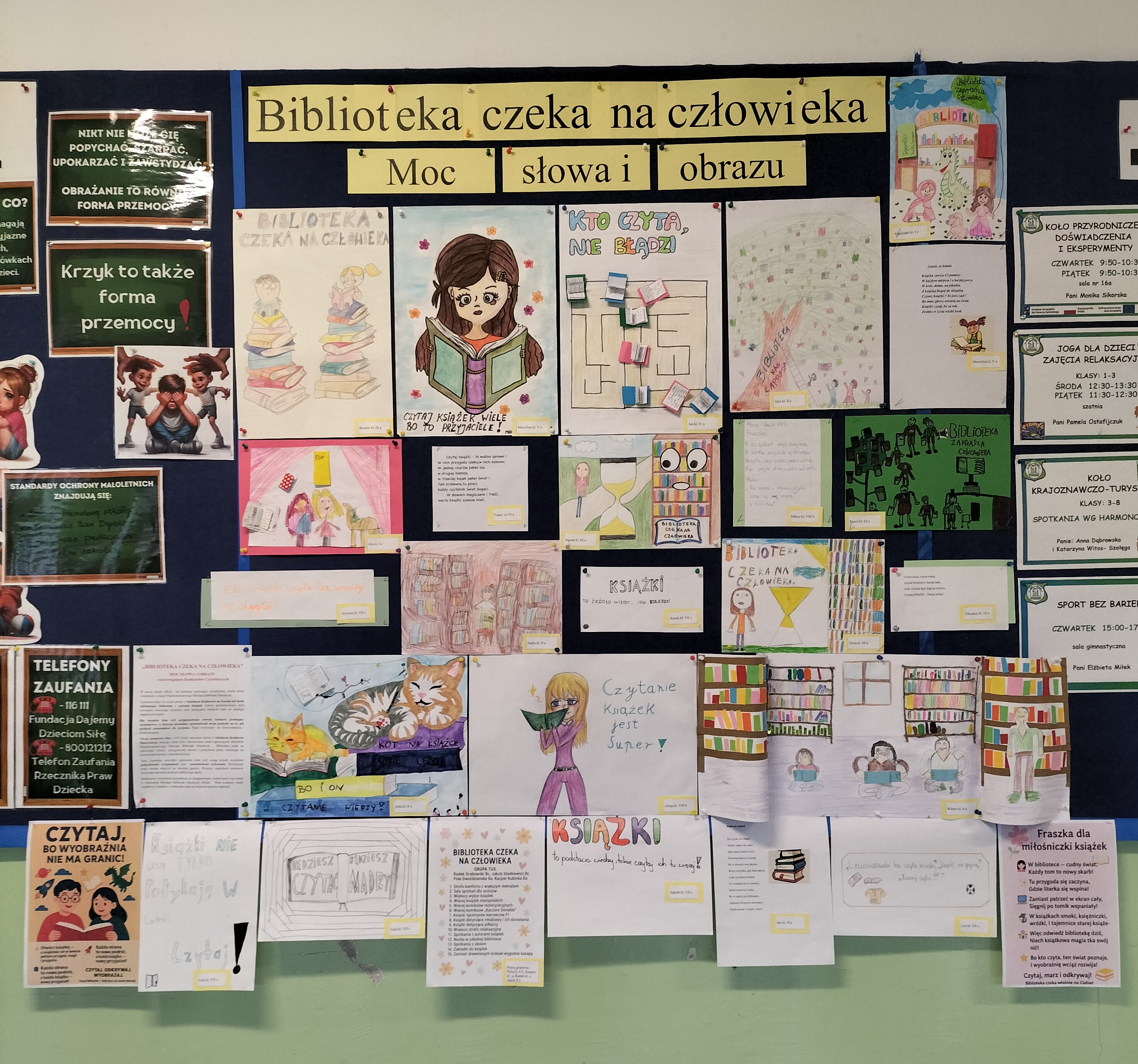 Wystawa prac konkursowych na korytarzu głównym szkoły