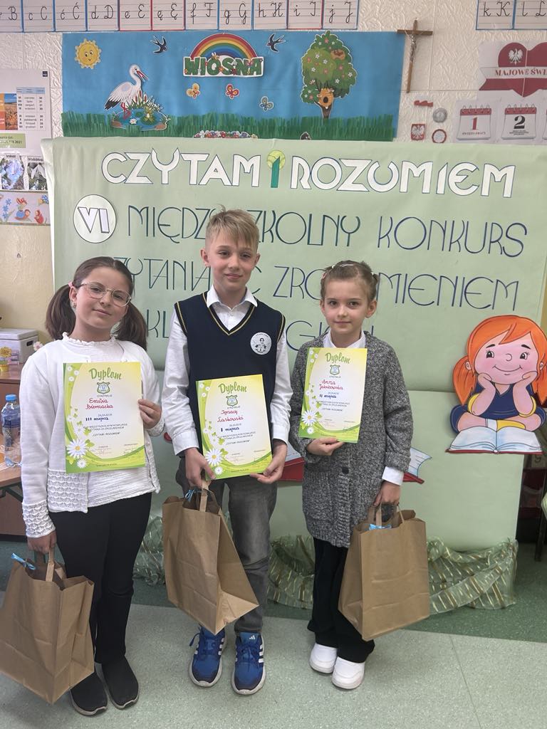 Uczniowie z dyplomami którzy zajęli 1,2,3 miejsce w konkursie