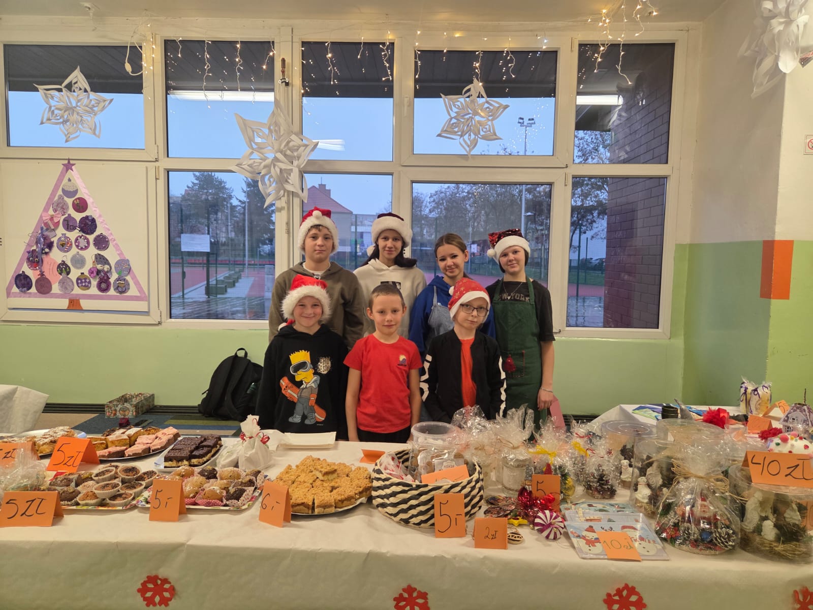 Wolontariusze przy stoisku