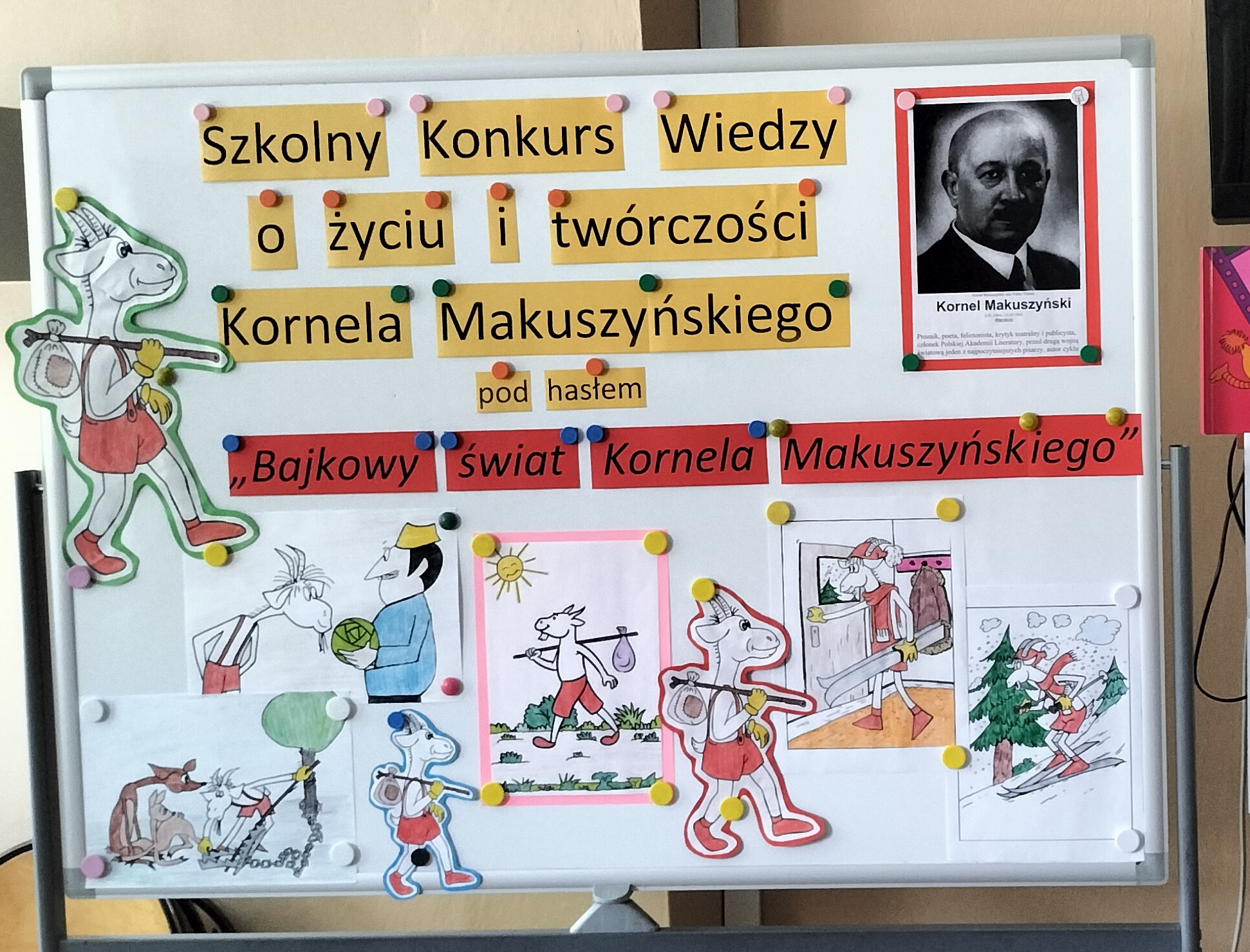 Tablica informacyjna o Szkolnym Konkursie Wiedzy o życiu i twórczości Kornela Makuszyńskiego