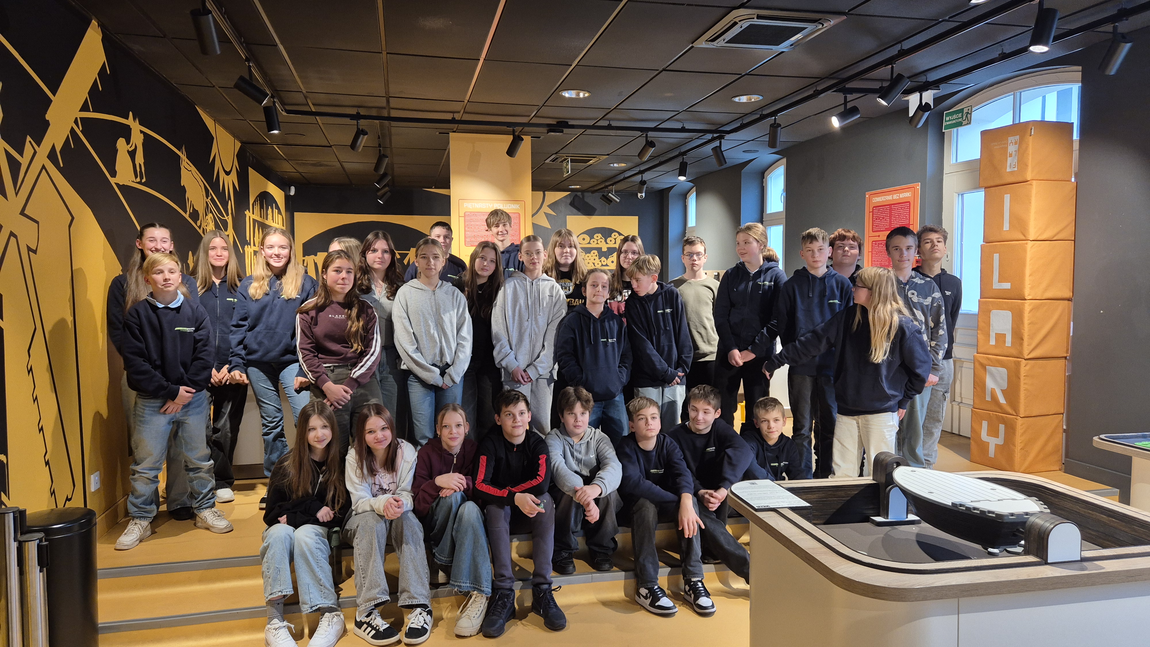 Uczniowie biorący udział w spotkaniu w Filarach