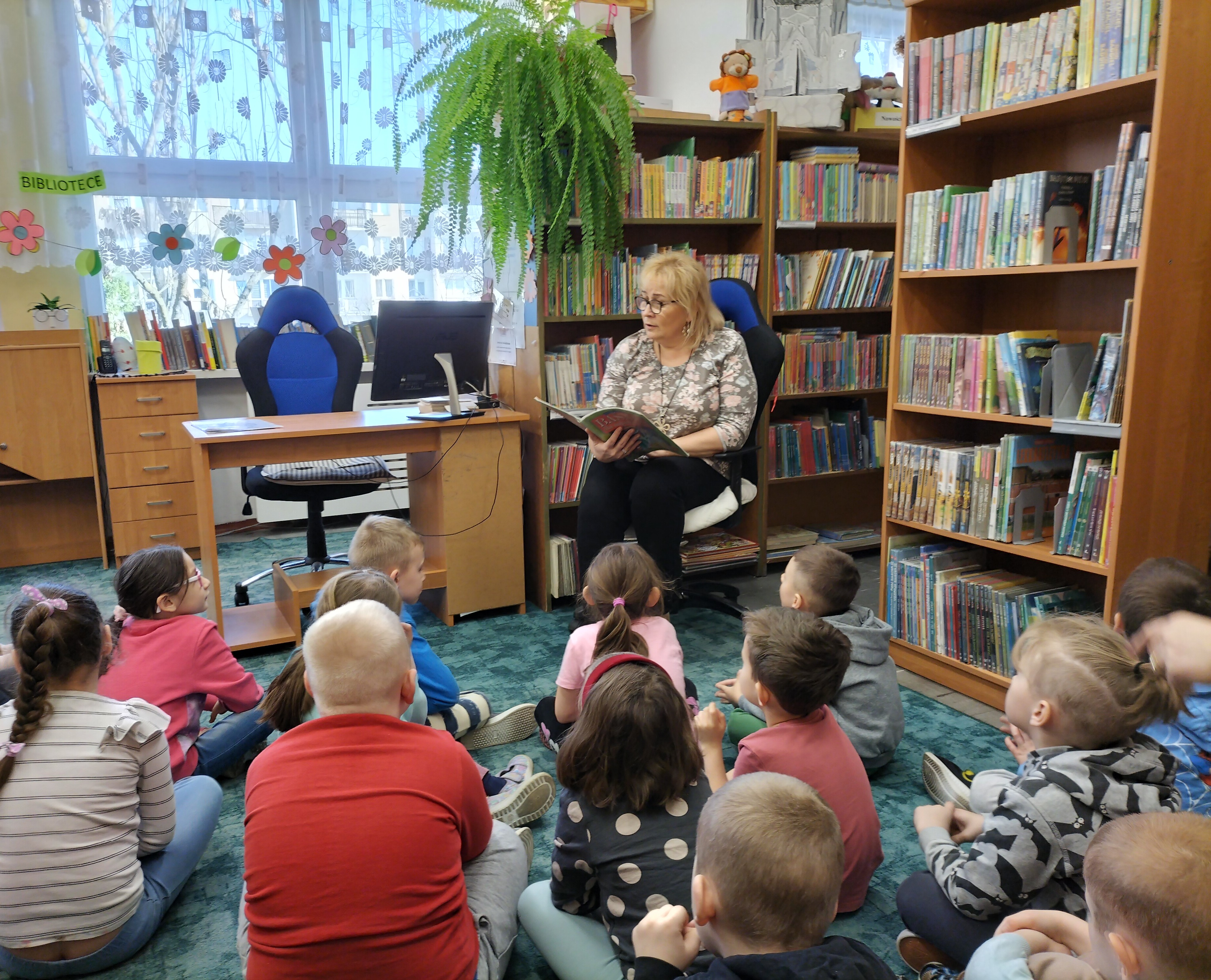 Bibliotekarka czyta przedszkolakom bajkę - Czerwony Kapturek