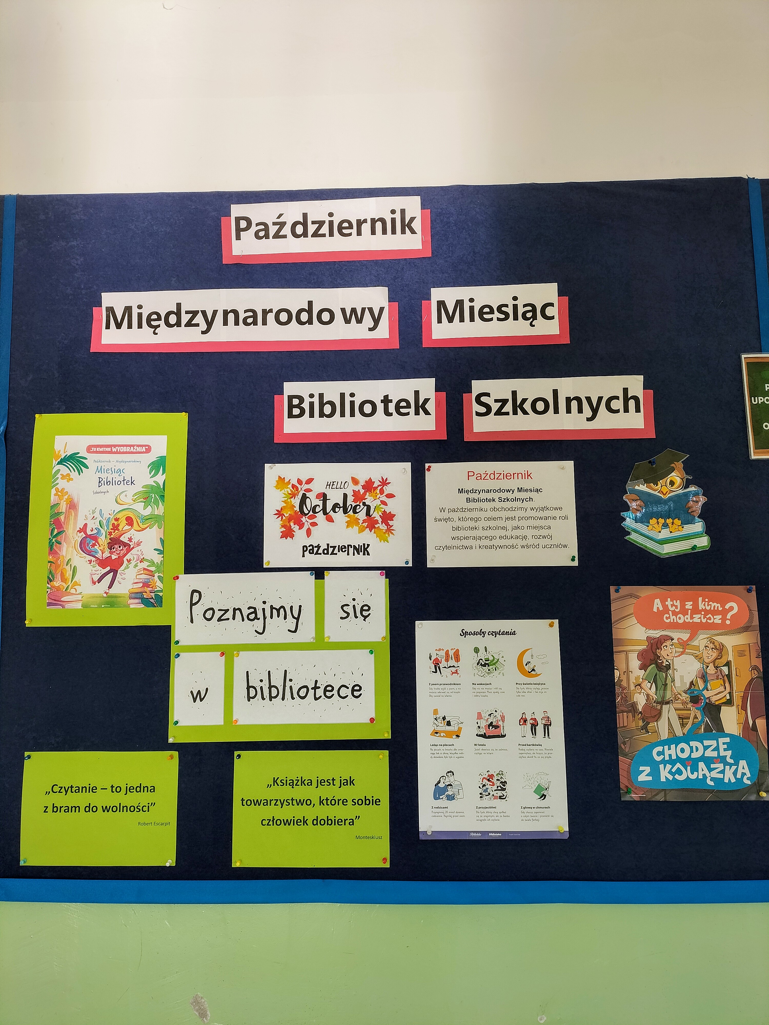 Zdjęcie przedstawia gazetkę z hasłem Październik - Międzynarodowy Miesiąc Bibliotek Szkolnych