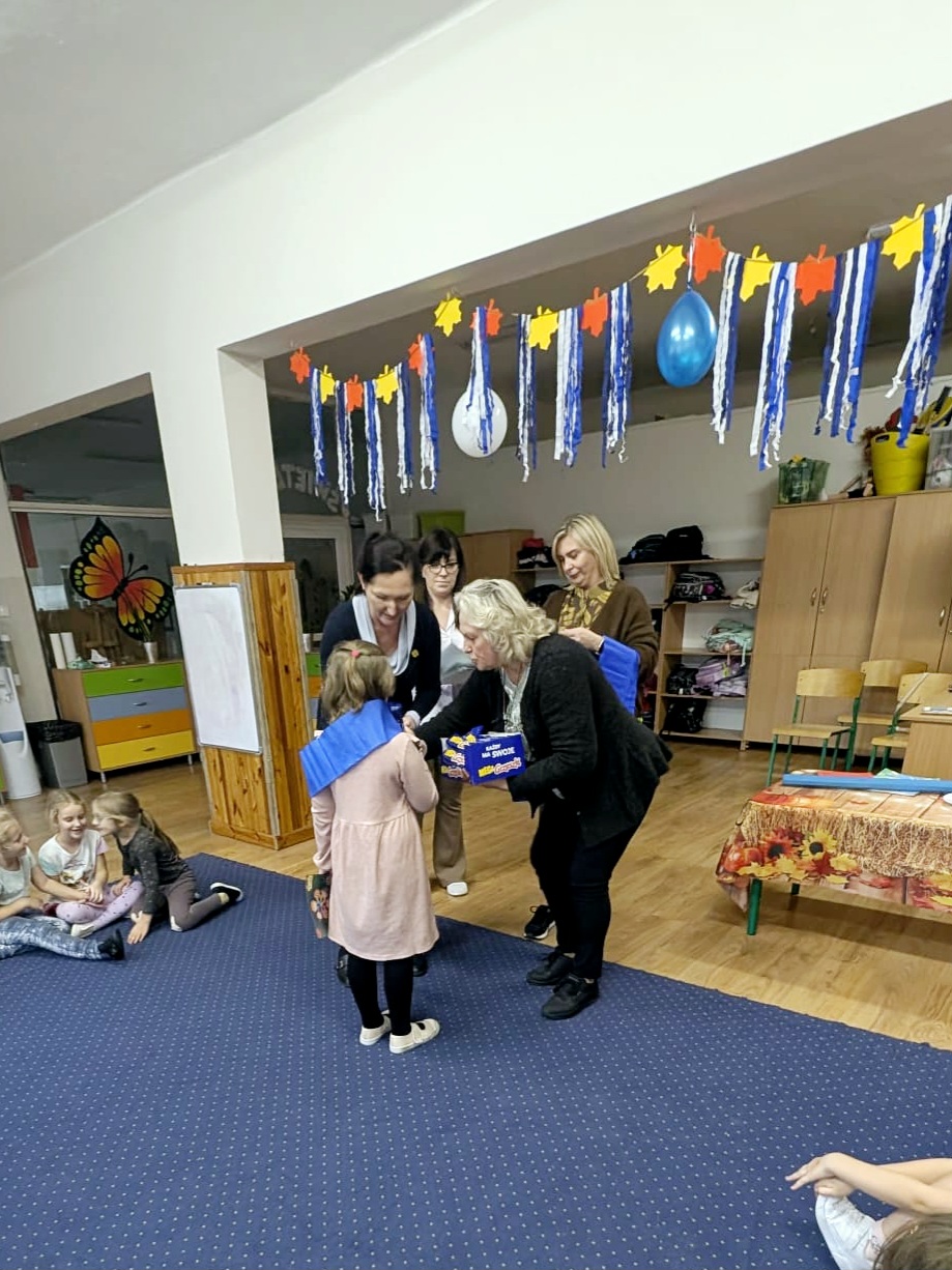 uczeń otrzymuje dyplom i szarfę (2)