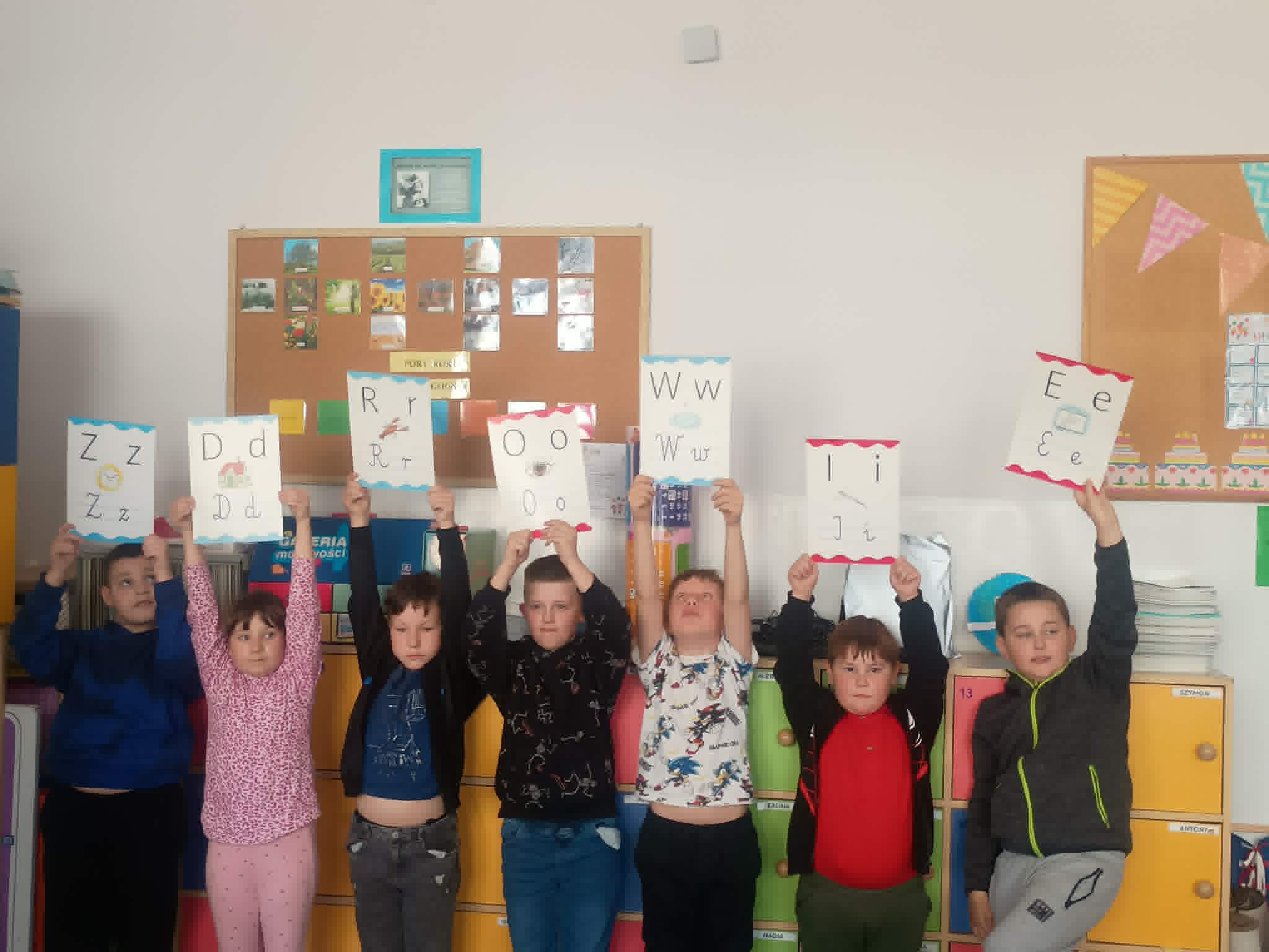 uczniowie pozują z napisem- zdrowie