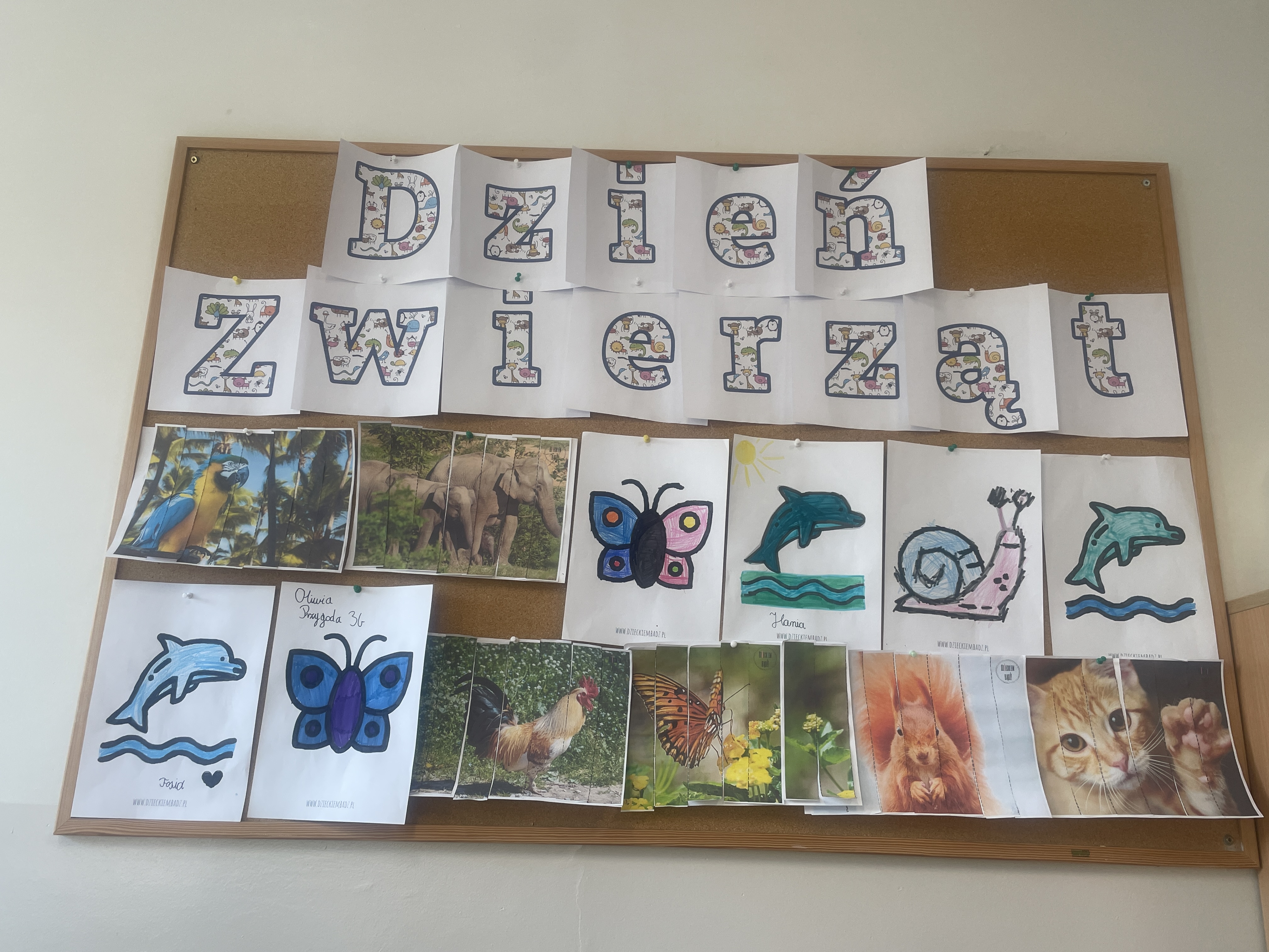 Zdjęcie przedstawiające gazetkę z pracami wykonanymi przez dzieci