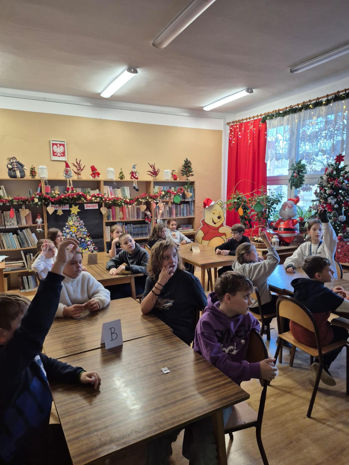 Uczniowie z kl. IVc aktywnie pracują podczas zajęć.