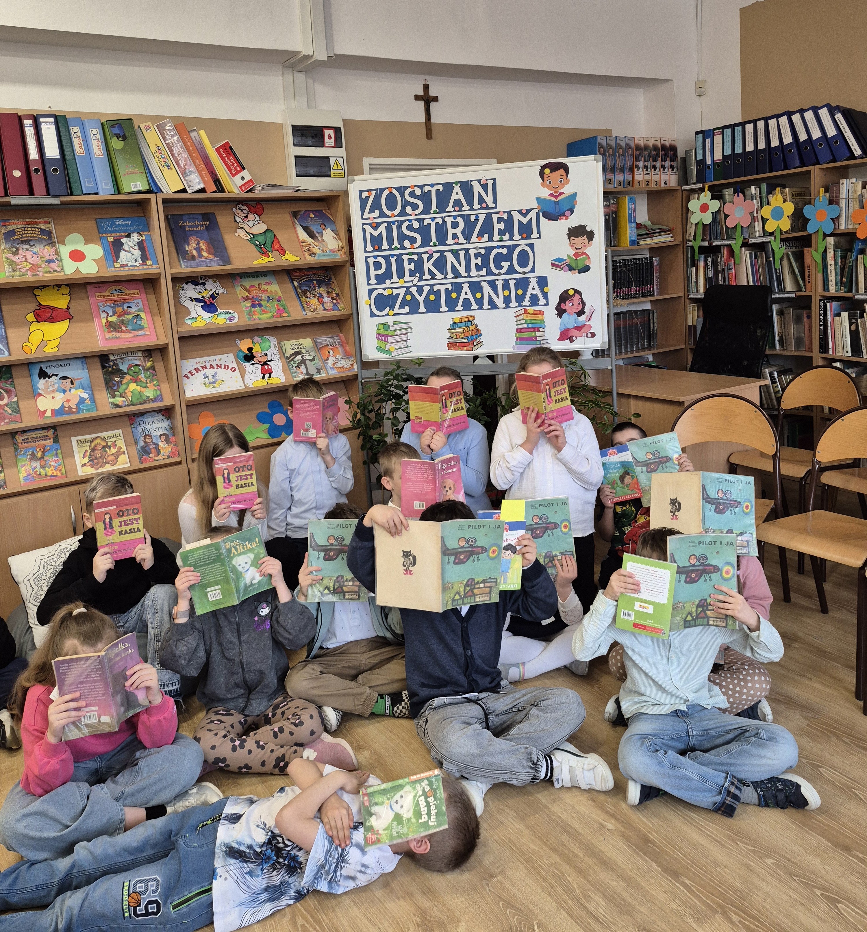 Uczestnicy prezentują książki wykorzystane do przeczytania w drugim etapie konkursu